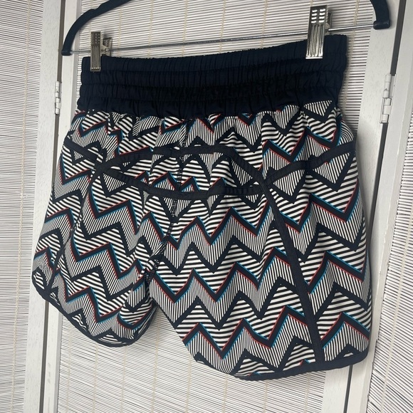 Lululemon Seawheeze 2014 Tracker Shorts II Size 6 Black White Red Athletic - Picture 4 of 7